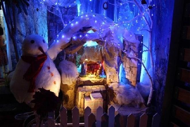 Cách làm hang động Giáng sinh với đồ trang trí người tuyết dễ thương