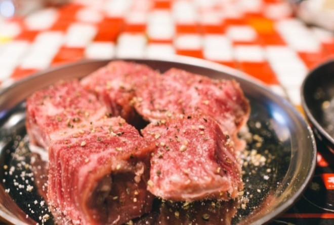 Ướp thịt bò là công đoạn quan trọng giúp thịt có hương vị đậm đà.