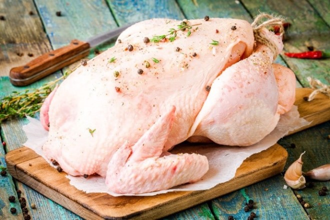 Chọn gà có thịt săn chắc, trọng lượng vừa phải, màu hồng và thịt đàn hồi.