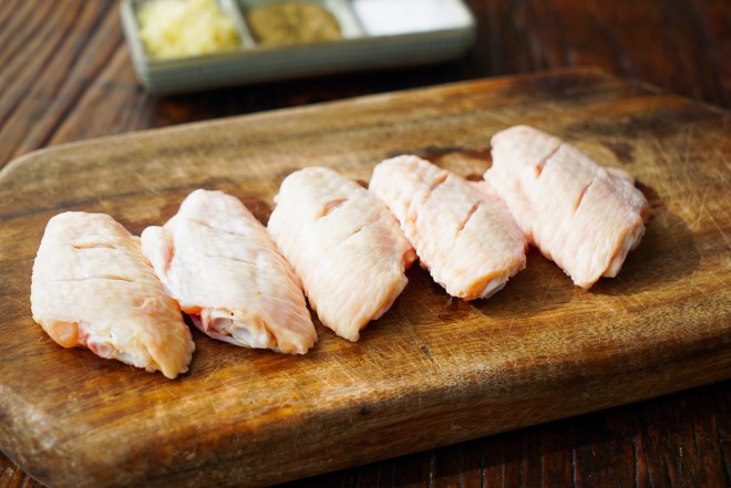 Cánh gà làm sạch, dùng dĩa xăm hoặc cắt nhỏ cho thấm gia vị.