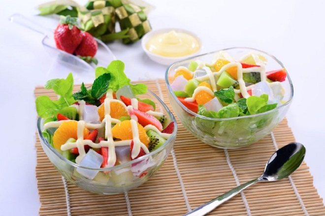 Hoàn thành món salad