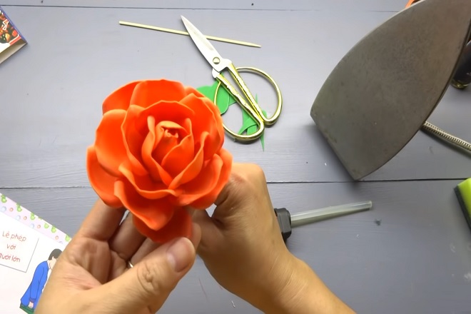 hoàn thành cách làm hoa hồng bằng giấy xốp