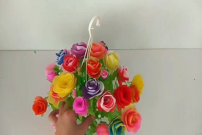 Cách làm hoa giỏ treo bằng giấy lụa