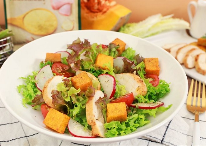 Chicken salad with grilled pumpkin