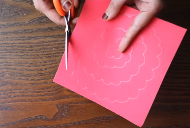 Cắt tờ giấy theo các nét để tạo hình cánh hoa hồng.