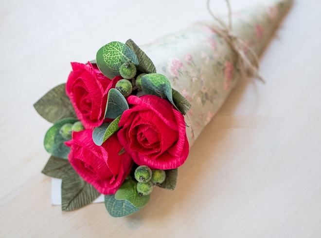 Cách làm bó hoa hồng bằng giấy nhún tại nhà đậm chất nghệ thuật