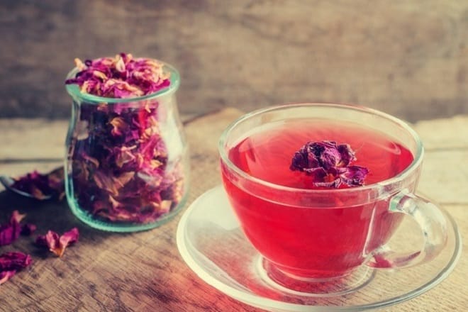 Cách pha trà hoa hồng atiso ngâm đường