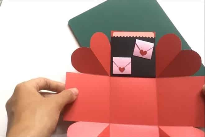 Dán tấm bìa hồng lên tấm bìa đen làm hộp handmade yêu thương