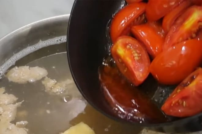 Cho hỗn hợp cà chua và gạch cua vào nước dùng