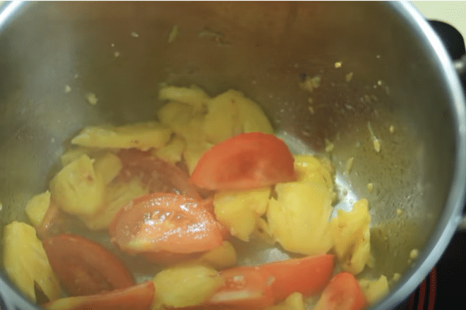 Sơ chế cà chua và dứa cơ bản