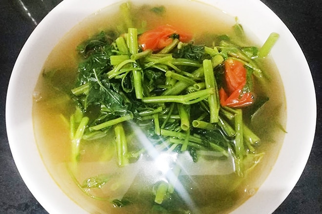 canh chua me rau muống