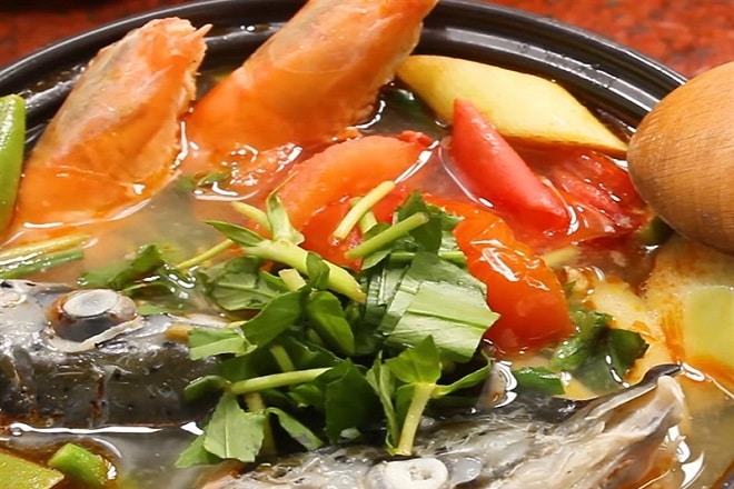 Cách nấu canh chua đầu cá hồi với tôm cho món ăn ngon và bổ dưỡng