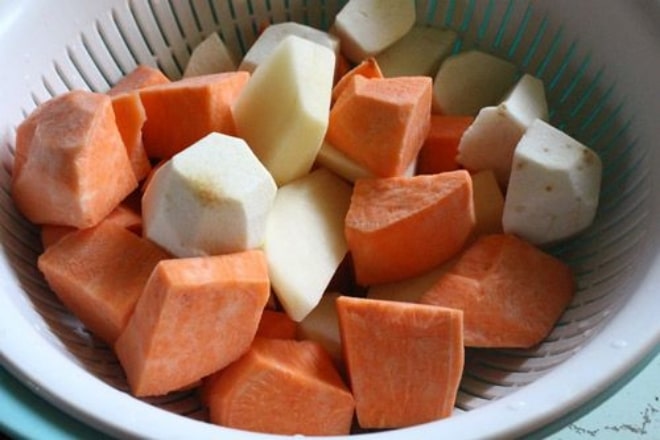 Chuẩn bị khoai tây và cà rốt