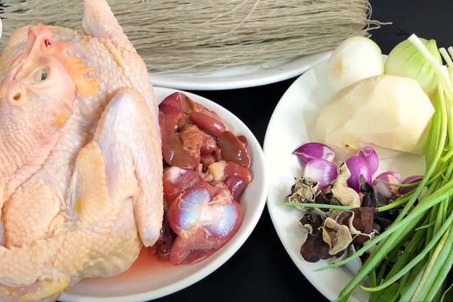 Cách nấu miến gà đơn giản với nấm mèo, củ sắn và hành tây