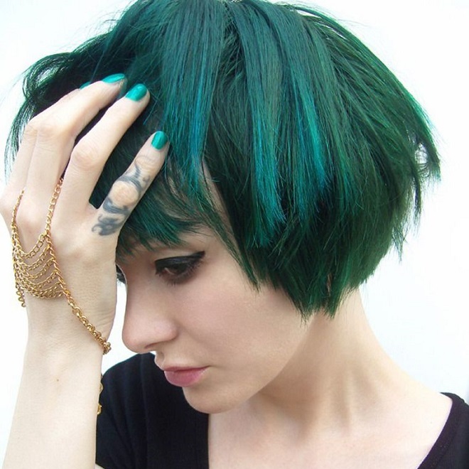 Bạn muốn tìm một kiểu nhuộm tóc độc đáo? Thử nhuộm tóc màu xanh lục bảo thật nổi bật và cá tính. Hãy xem hình ảnh để nhận thấy sự khác biệt tuyệt vời mà màu tóc này mang lại cho vẻ ngoài của bạn.