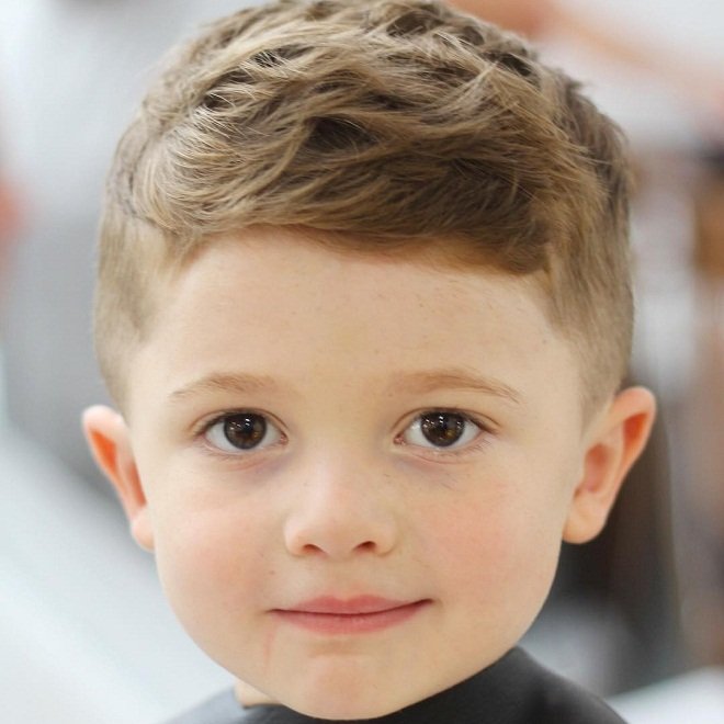 Mặt tròn của bé trai của bạn có thể khiến bạn cảm thấy khó chọn kiểu tóc. Nhưng đừng lo lắng! Những hình ảnh này sẽ giúp bạn tìm được kiểu tóc phù hợp với bé của bạn.