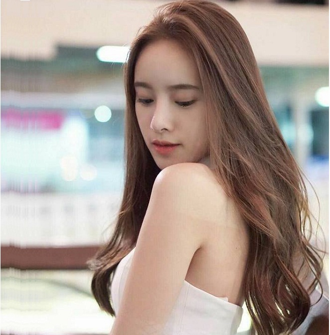 Hãy khám phá những mẫu tóc xoăn dài Hàn Quốc đầy quyến rũ với những đường nét uốn cong tinh tế, cùng nét thanh lịch, ánh mắt như thiên thần của các cô nàng Hàn Quốc. Click ngay vào hình ảnh để thưởng thức những mẫu tóc xoăn dài đẹp nhất Hàn Quốc.