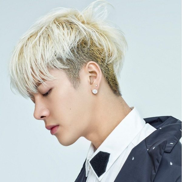 Jackson Wang cắt kiểu tóc moi nhuộm màu Bạch Kim