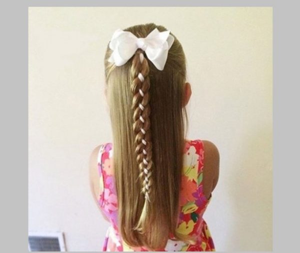Những hình ảnh tết tóc đơn giản cho bé gái sẽ giúp bạn tạo ra các kiểu tóc đặc trưng cho mùa Tết mà không mất quá nhiều thời gian hoặc chi phí. Đặc biệt, tóc tết đơn giản sẽ giúp bé yêu của bạn trông đáng yêu hơn và tự tin hơn khi tung tăng qua những ngày lễ đang đến gần.