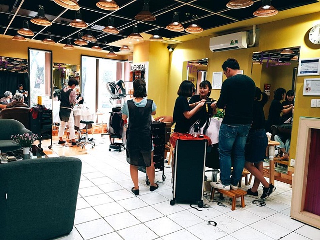 Tiệm cắt tóc Hàn Quốc này tại TPHCM sẽ đưa bạn đến hành trình chuyển đổi diện mạo của bạn. Đội ngũ thợ tạo kiểu tóc hoàn hảo sẽ giúp bạn tạo nên mái tóc ấn tượng, đầy cá tính. Tại đây, bạn sẽ bắt gặp những xu hướng cắt tóc mới nhất, cùng chất lượng sản phẩm hoàn hảo.