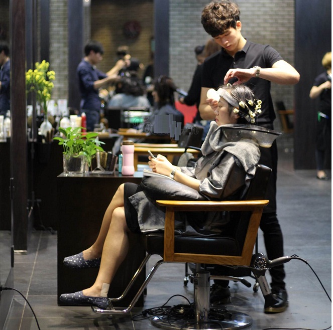 Tiệm cắt tóc Hàn Quốc ở TP.HCM sẽ đưa bạn đến một trải nghiệm cắt tóc hoàn toàn mới. Với phong cách chuyên nghiệp, sản phẩm chất lượng và giá cả phải chăng, bạn sẽ cảm thấy tự tin hơn với hình tóc của mình.
