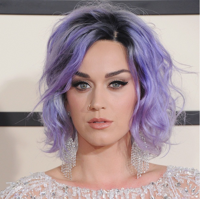 katy perry cắt tóc ngắn uốn xoăn nhuộm màu periwinkle