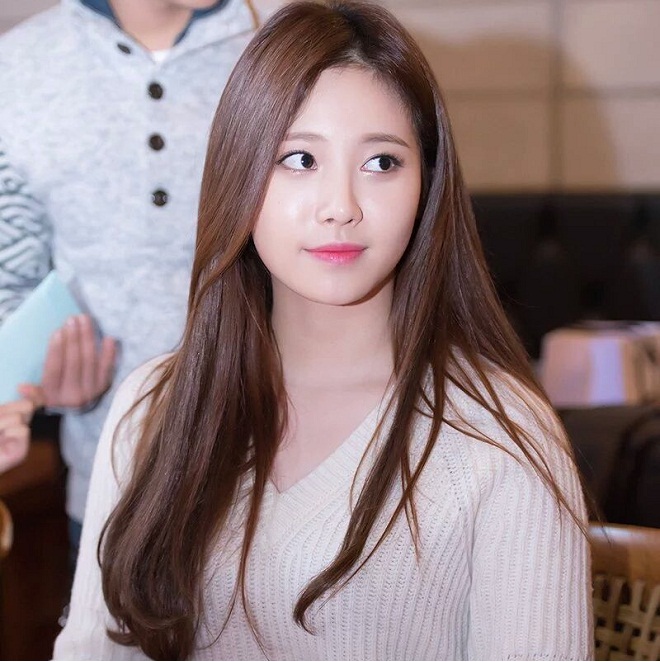 cô gái Hàn Quốc mặc áo len trắng tóc dài thẳng ngang lưng