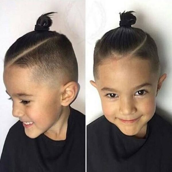 Bạn sắp tìm kiếm mẫu tóc phù hợp cho bé trai 5 tuổi của mình? Đừng bỏ qua ảnh này, vì đây là nguồn cảm hứng lý tưởng để bạn lựa chọn kiểu tóc thật phong cách và độc đáo cho bé yêu của mình.