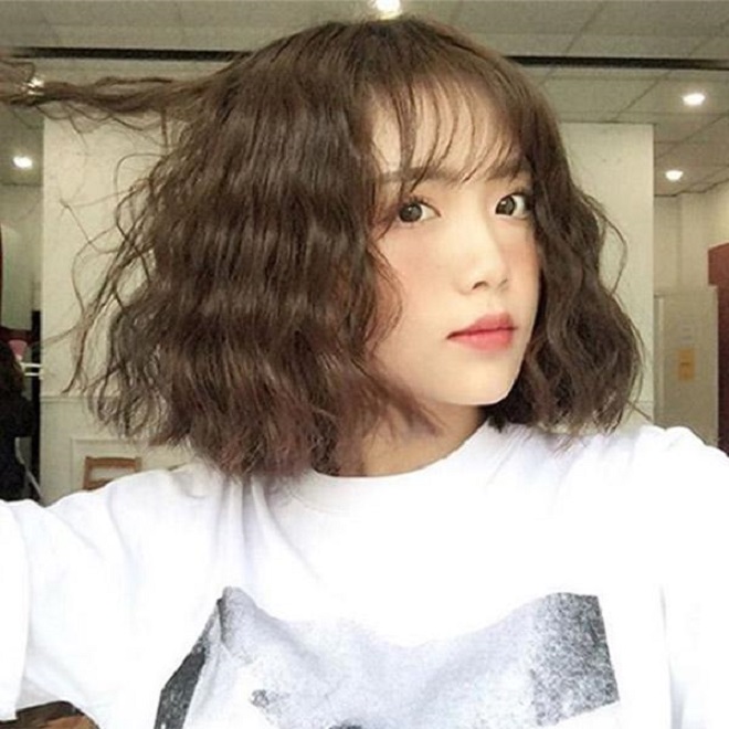 Với tóc xoăn ngắn kiểu Hàn Quốc, các cô nàng sẽ thực sự trẻ trung và năng động. Hãy xem những kiểu tóc này để đón gió xuân tươi mát nhé.