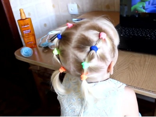 buộc tóc đơn giản cho bé gái