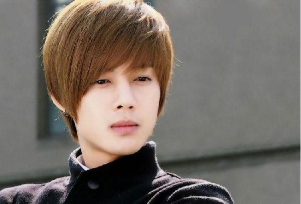 Kiểu tóc nam mái lệch xéo của sao kpop Hàn Quốc