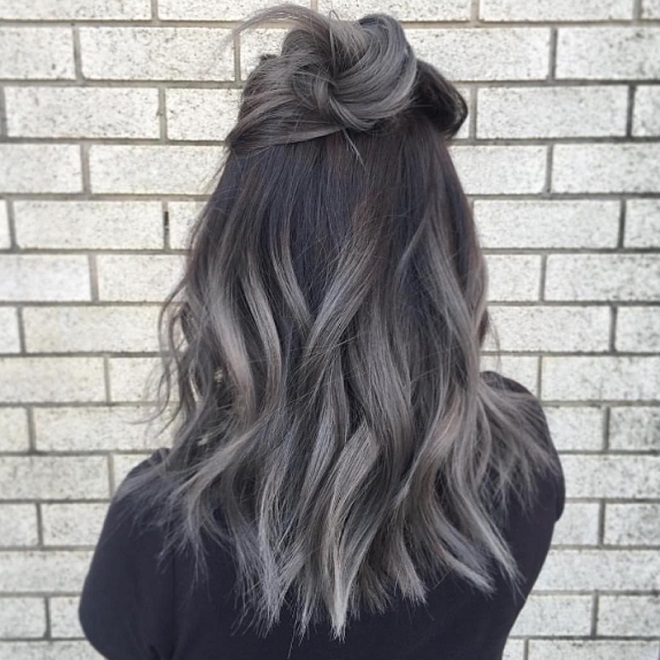 Móc lại tóc màu bạch kim sẽ giúp bạn có một mái tóc \