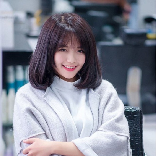 Tóc ngắn xoăn cụp Hàn Quốc: Kiểu tóc này là một xu hướng được yêu thích ở Hàn Quốc, tóc ngắn xoăn cụp không chỉ trẻ trung và dễ thương, mà còn có thể phù hợp với nhiều phong cách khác nhau.