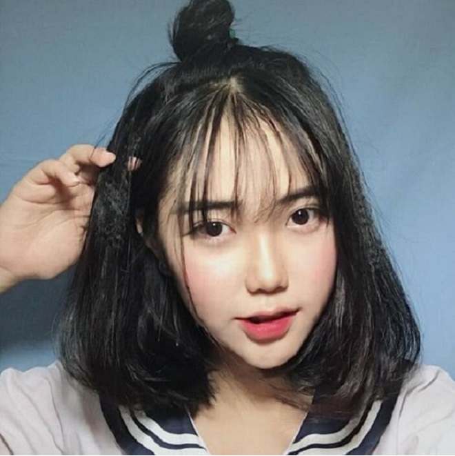 Với sự kết hợp độc đáo của Hàn Quốc và Việt Nam, chắc chắn kiểu tóc này sẽ khiến bạn hài lòng. Chuẩn Hàn Quốc là một trong những kiểu tóc đang được ưa chuộng và được lựa chọn nhất của giới trẻ ngày nay, với sự thanh lịch và phong cách rất riêng biệt. Nhìn vào hình ảnh này, bạn sẽ thấy sự sang trọng và đẳng cấp của nó.