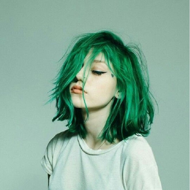 Cách pha thuốc nhuộm tóc màu xanh rêu cho cô gái áo trắng