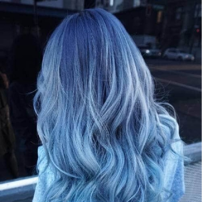 co gái để tóc màu nhuộm xanh khói