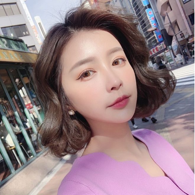 cô gái người Hàn mặc áo hồng đang chụp ảnh selfie