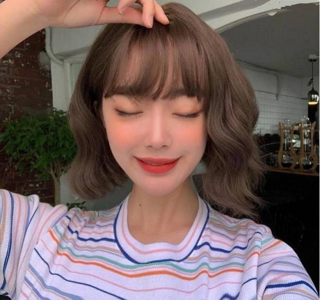 cô gái người Hàn mặc áo thun sọc ngang cắt tóc ngắn