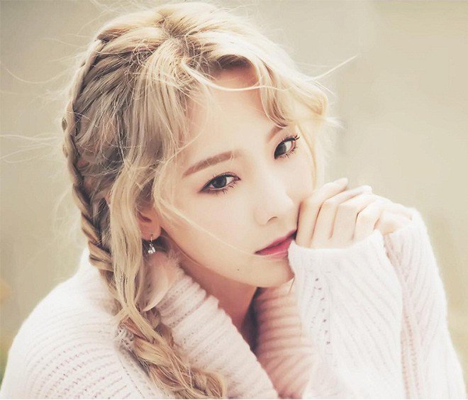 Taeyeon mặc áo len hồng tóc đan hai bên