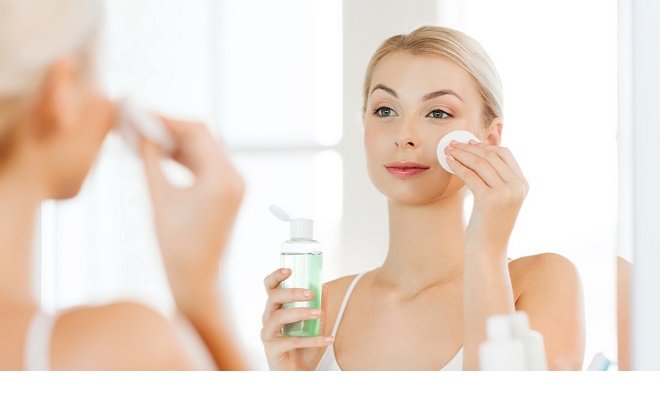 Sử dụng toner là một trong những bước chăm sóc da cơ bản sau khi rửa mặt