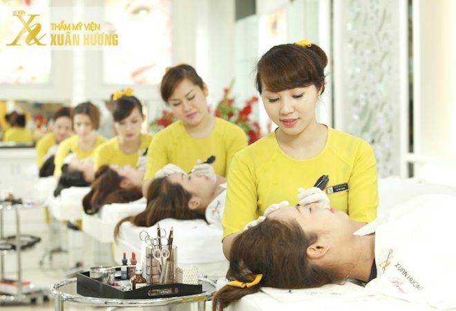 Nhân viên TMV Xuân Hương đang chăm sóc da mặt cho khách