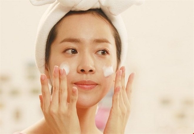 Han Ji Min rửa mặt