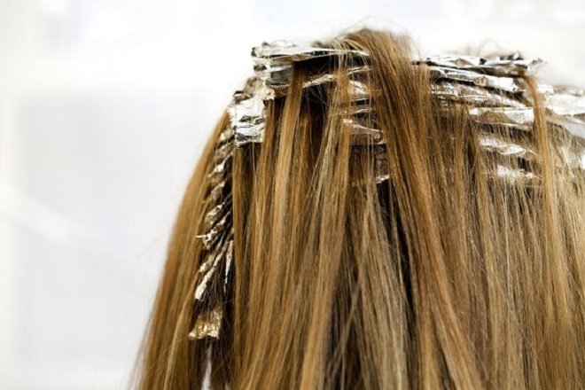 Cách nhuộm tóc highlight tại nhà: Không cần phải tốn quá nhiều chi phí cho việc nhuộm tóc highlight, bạn hoàn toàn có thể tự làm tại nhà. Cùng tìm hiểu những bí quyết đơn giản để tạo nên mái tóc đẹp như ý ngay tại gia đình.