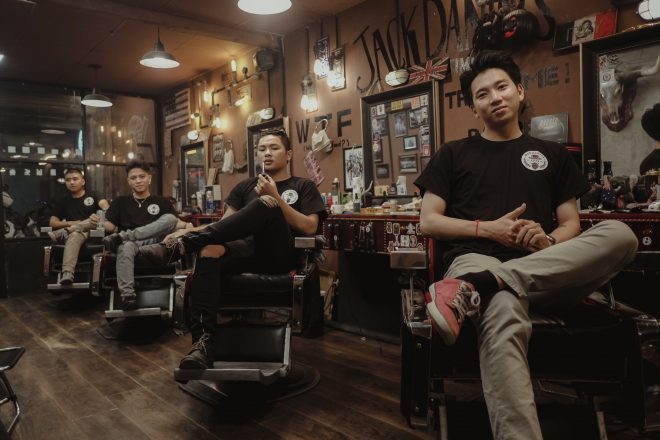 4 chàng trai đang ngồi tạo kiểu trong tiệm cắt tóc
