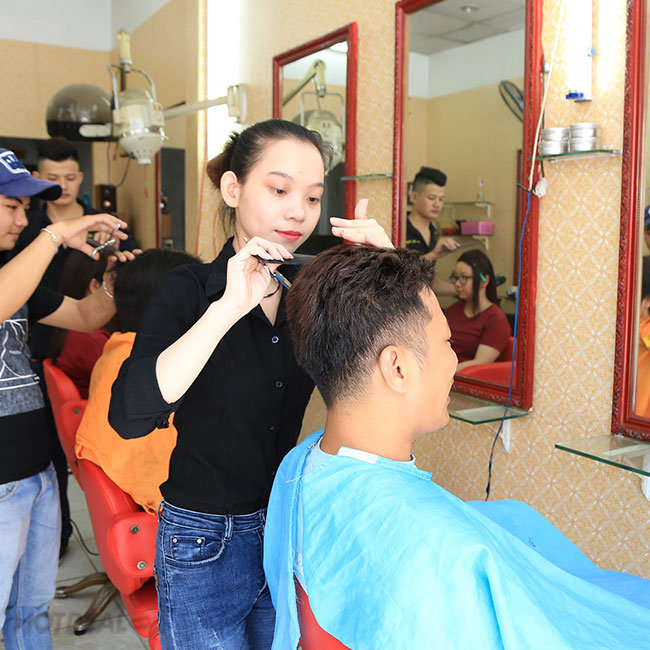 Salon kéo vàng tiệm cắt tóc nam đẹp ở Sài Gòn