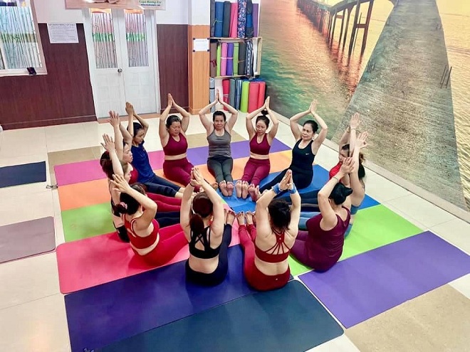 lớp học yoga tại clb Hương Tre