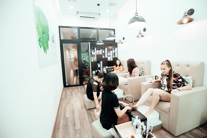Tiệm làm nail khách mê tại Hà Nội sẽ khiến các tín đồ yêu thích làm móng hoàn toàn hài lòng. Với phong cách thiết kế trẻ trung, chuyên nghiệp và đội ngũ chuyên viên tay nghề cao, bạn sẽ thực sự cảm thấy thoải mái và thư giãn. Hãy ghé thăm ngay!