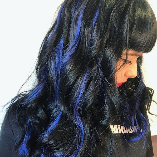 Schwarzes Haar hebt hervor, welche Farbe schönes Blau ist