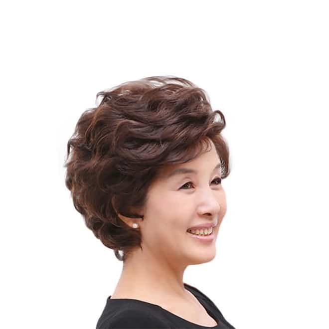 Tóc giả có thể giúp nữ trung niên tạo ra một phong cách đẹp và tự nhiên hơn. Không cần phấn son quá nhiều, chỉ cần chọn kiểu tóc phù hợp, bạn sẽ luôn tự tin trên mọi nẻo đường.