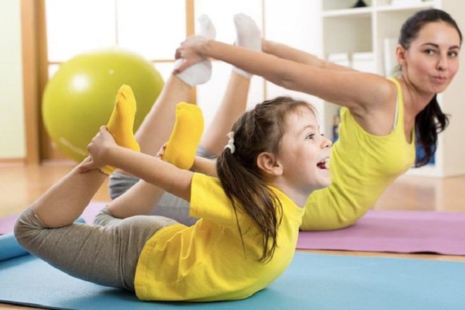 Tư thế yoga này giúp trẻ kích thích tăng cường sự dẻo dai của lưng, vai, ngực và chân - giangyoga